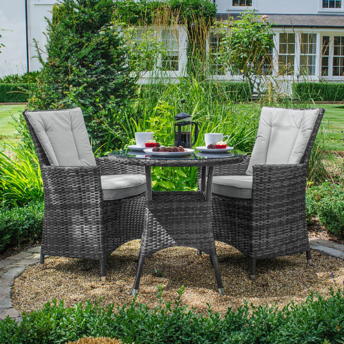 How to decorate a small garden